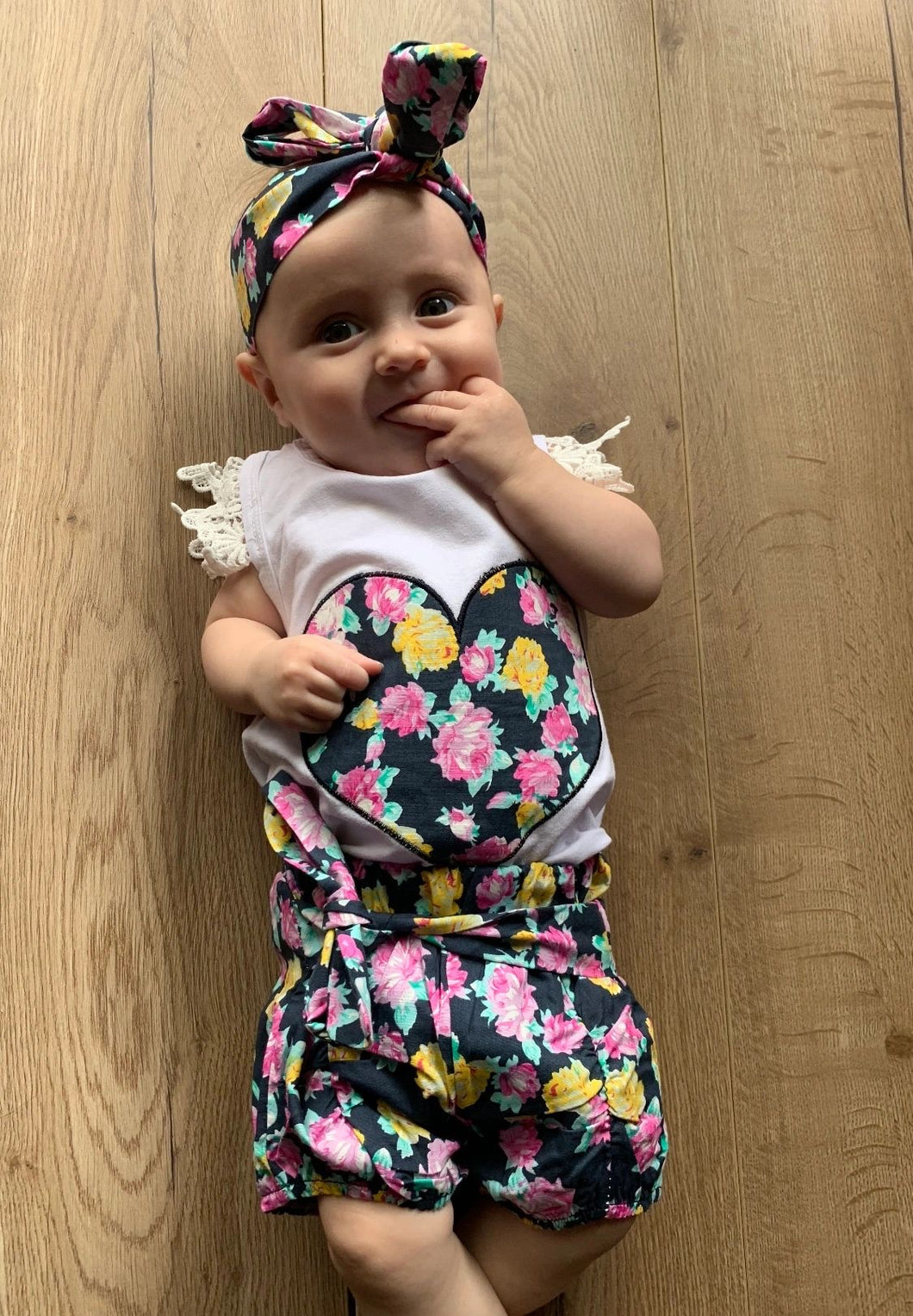 Gorgeous baby girls three piece set - last one 0-3 months
